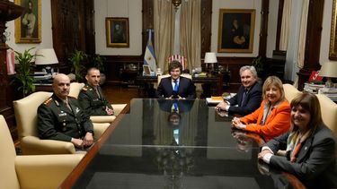 Javier Milei y parte de su gabinete con el gendarme Nahuel Gallo.