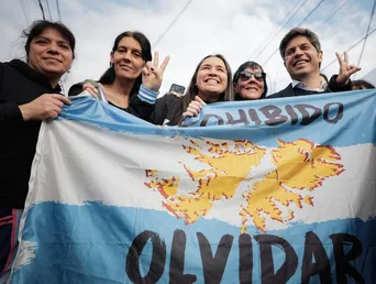 El gobernador Axel Kicillof con una banera sobre Malvinas.&nbsp;