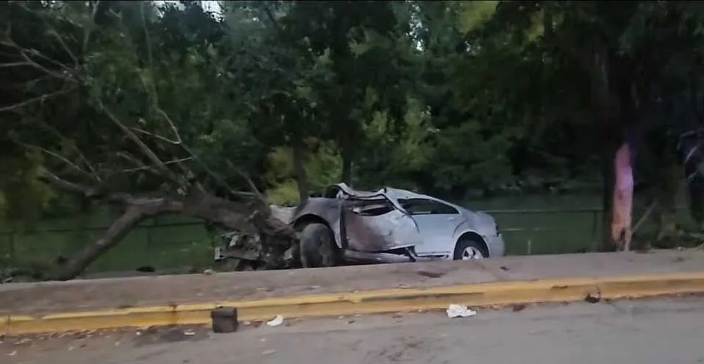 El vehículo quedó destrozado en la costanera de Carmen de Patagones.