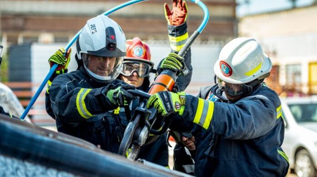 Bomberos voluntarios en acción.