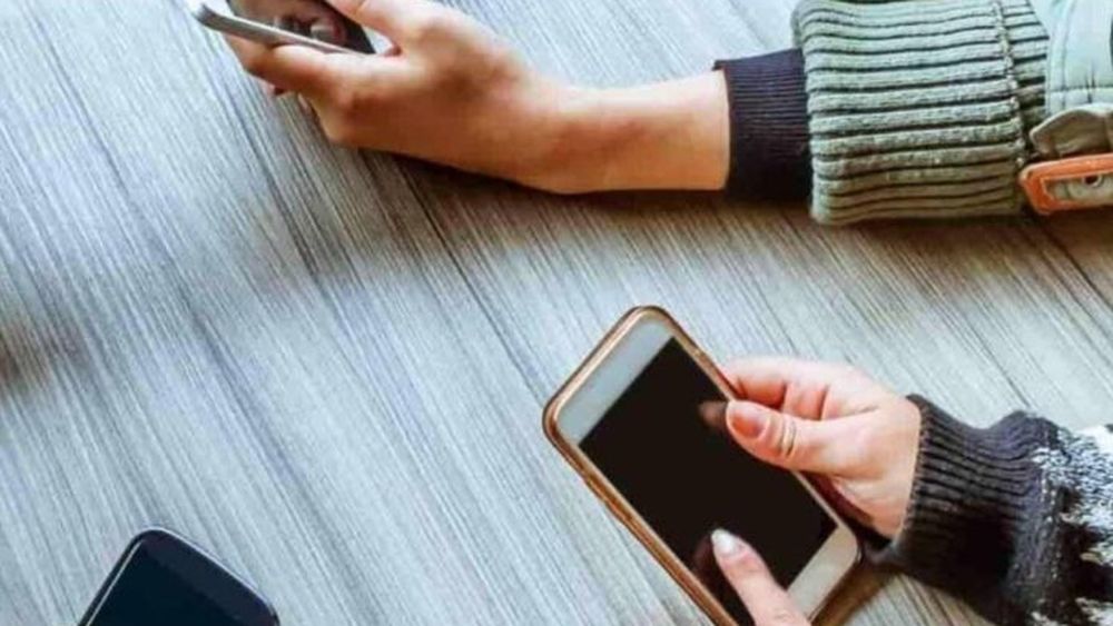 Jóvenes y celulares.