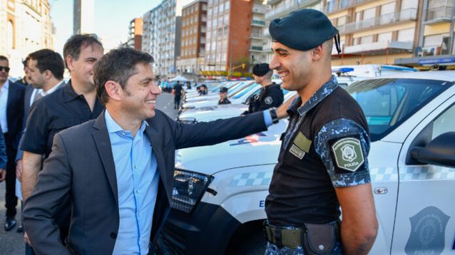 El gobernador Kicillof junto a un efectivo policial.