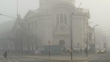 El emblemático edificio de la Estación de Trenes de la cuidad de La Plata borroneado por la niebla. (DIB)