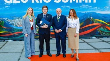 El presidente Javier Milei y su hermana junto a Lula y su mujer. - Folha de San Pablo -