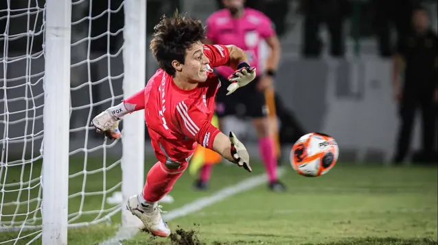 Santiago Beltrán ataja el penal ante Bragantino para sostener a River.