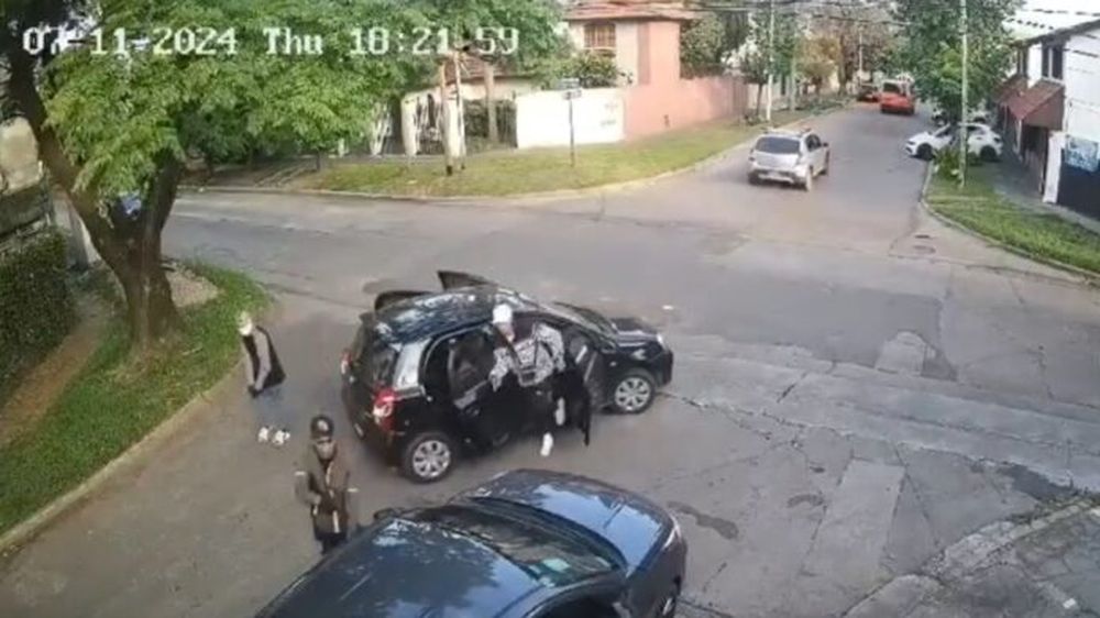 El momento en que los delincuentes atacan a los gendarmes. (Captura de video)