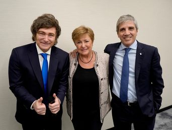 El presidente Javier Milei y el ministro Luis Caputo junto a Kristalina Georgieva﻿, titular del Fondo Monetario Internacional.