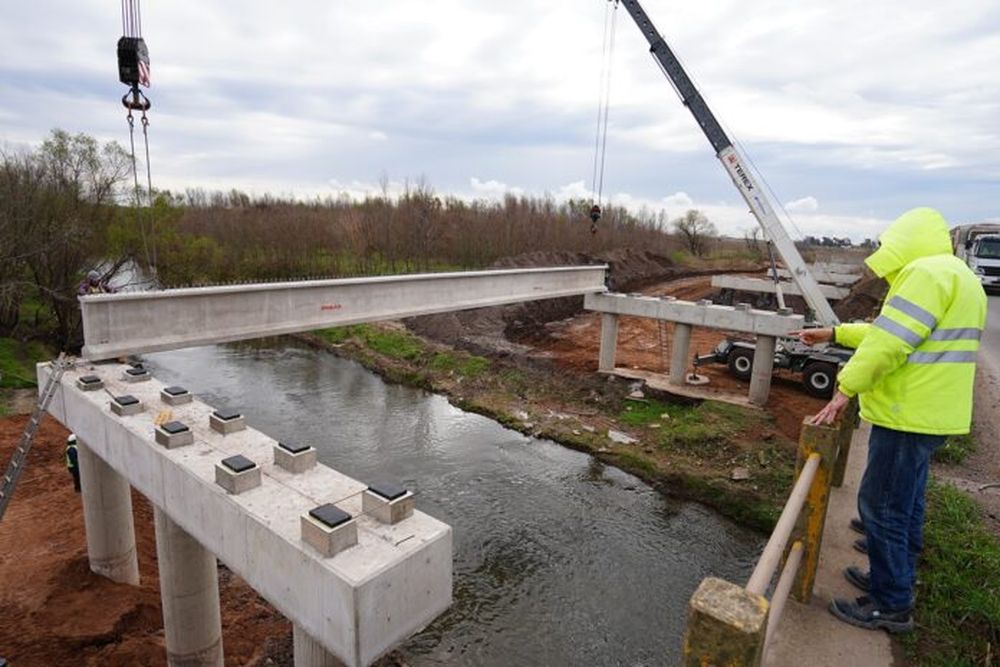 Montaje de vigas en el puente ubicado sobre el río Areco. (Vialidad PBA)