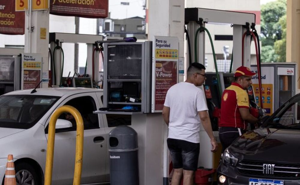 Personas abastecen de combustible sus vehículos en una estación de servicio. (Xinhua)