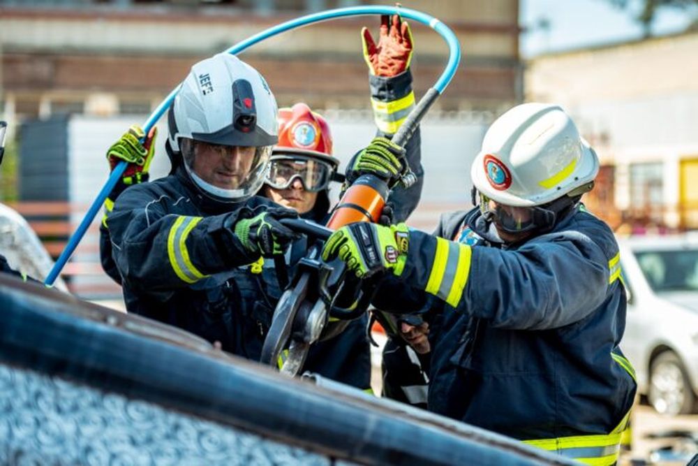 Bomberos voluntarios en acción.