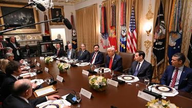 Milei y Trump, con sus equipos en la Casa Blanca.&nbsp;