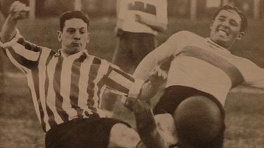 La nota de El Gráfico que reflejó aquel primer clásico platense.&nbsp;En la foto, el tripero Minella intenta desbaratar un ataque del pincha Scopelli.