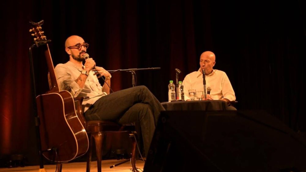 Abel Pintos íntimo, junto a la guitarra y el periodista Sergio Buyanovsky.