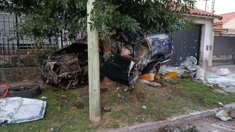 La Toyota Hilux robada quedó destruida después del impacto. - X: @di_nucci -