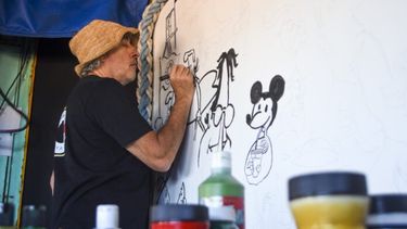 Miguel Rep ofreciendo su arte en Villa Gesell