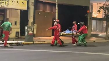 Personal del SAME trasladan al policía baleado en Morón.