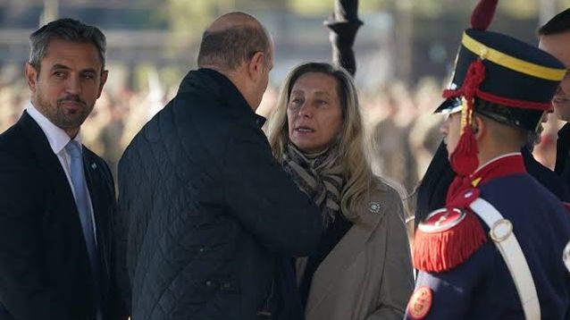 Karina con Sturzenegger, en la puerta de la Casa Rosada.&nbsp;