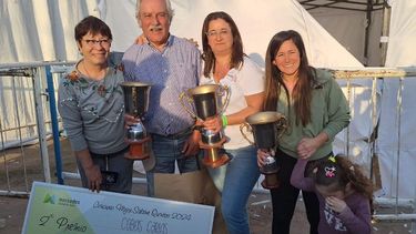 Mónica y Sonia Garro con sus copas, al consagrarse ganadoras en la 49º edición de la Fiesta Nacional del Salame Quintero.&nbsp;