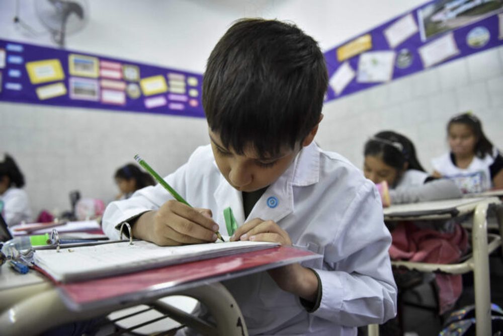 Un alumno haciendo un examen.