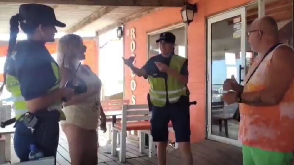 La joven oficial de la Bonaerense asiste a una mujer y a un hombre lenguaje de señas mediante.