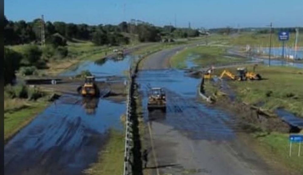La Autovía 11, a la altura de Pinamar, amaneció cubierta de agua, barro y efluentes cloacales.
