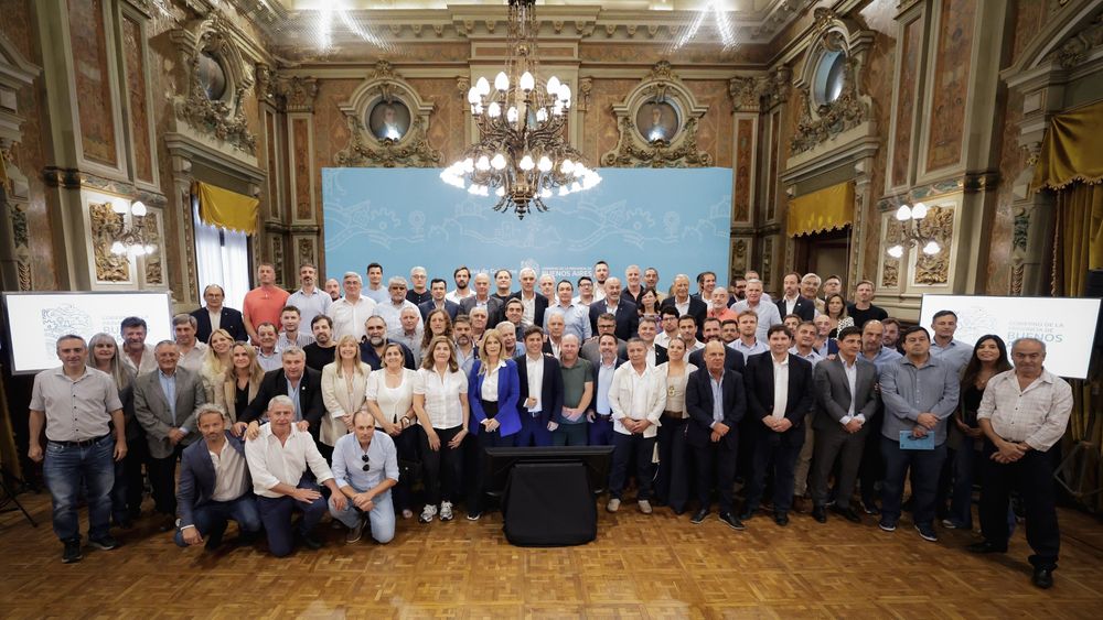 Axel Kicillof en el Salón Dorado, junto a los intendentes. Axel Kicillof en el Salón Dorado, junto a los intendentes.