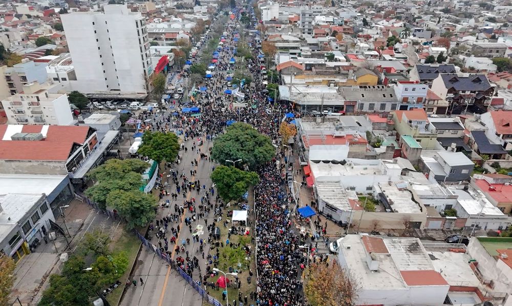 Una fila interminable en busca del ídolo. Una fila interminable en busca del ídolo.