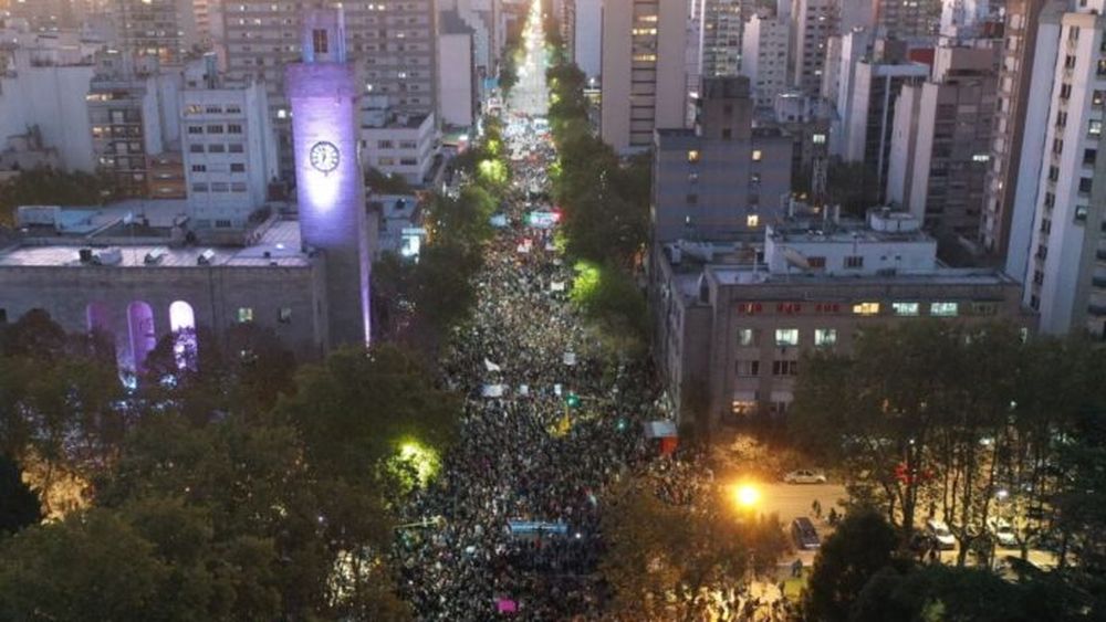 La marcha en defensa de la universidad pública alcanzó unas quince cuadras en Mar del Plata. (X/@dronmardelplata)