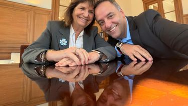 La senadora Patricia Bullrich y el jefe de Gabinete Manuel Adorni. (X/@madorni)