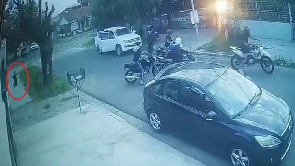 El menor quedó de rodillas pidiendo clemencia, mientas que las pirañas se llevaban la camioneta. (Foto captura de video)