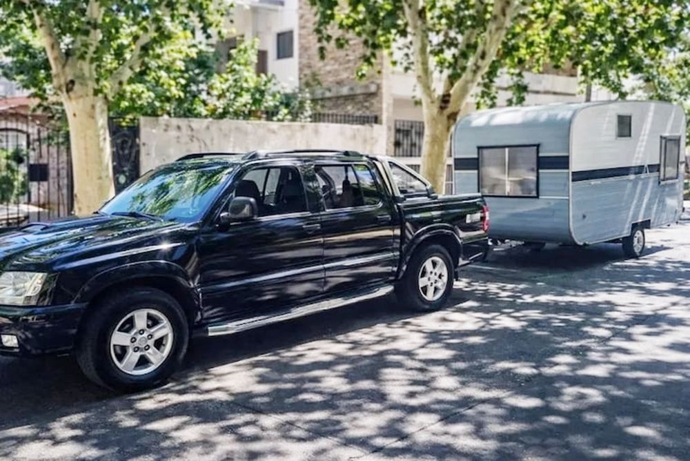 La Policía pudo rescatar la camioneta y la casa rodante, y los seis miembros de la familia asaltada resultaron ilesos. (Gentileza La Capital)