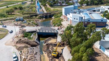 El Canal Maldonado, a la altura del puente Don Bosco. Con 16 puentes se concretará la integración de Bahía Blanca.