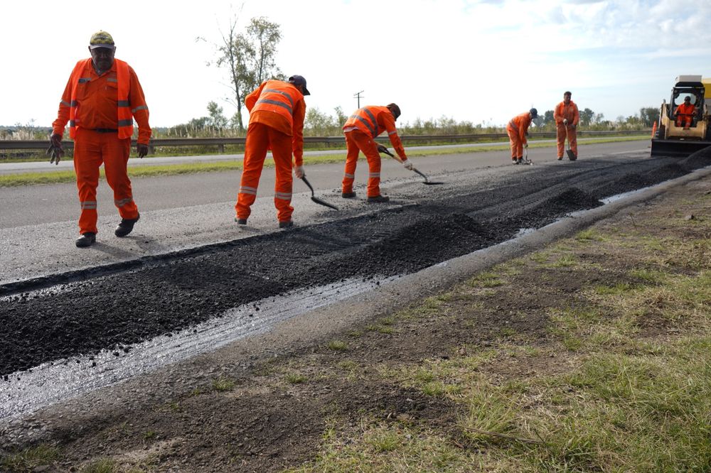 Operarios trabajando en una ruta nacional.&nbsp;