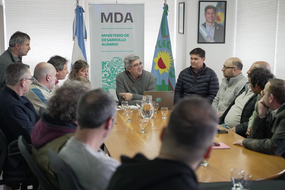 El ministro Javier Rodríguez en la reunión con productores artesanales de chacinados. (MDA)