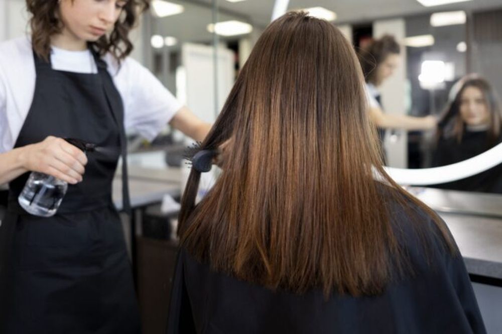 Una trabajadora en una peluquería.