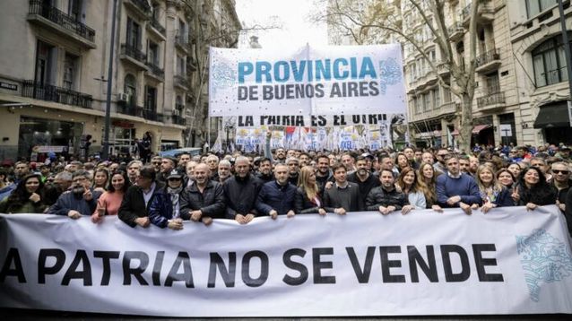 El gobernador Axel Kicillof se sumó a la protesta contra el veto a la ley de movilidad jubilatoria, que se realiza en inmediaciones de la Plaza de los Dos Congresos.