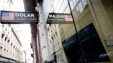 El dólar sigue debajo de los $1.500 en los que el ministro Luis Caputo dijo sentirse cómodo.