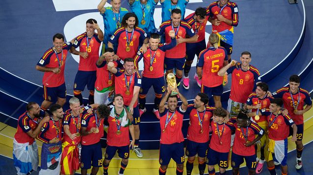 Rodri levanta la Copa; España campeón del mundo.