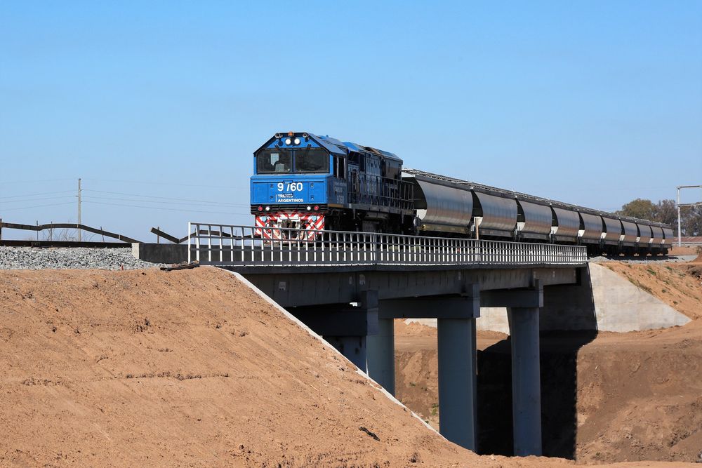 Un tren de carga sobre un puente.&nbsp;