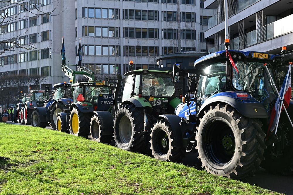 Tractores bloquean una calle durante una protesta cerca del Edificio Europa, en Bruselas. (Agencia Xinhua)