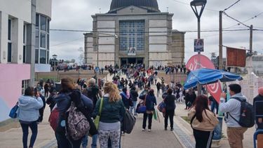 Los fieles van llegando al Santuario de la Virgen del Rosario. (El Norte)