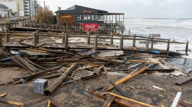 El paseo costero de Monte Hermoso quedó destruido.&nbsp;