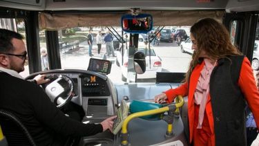 Una pasajera subiendo al colectivo.