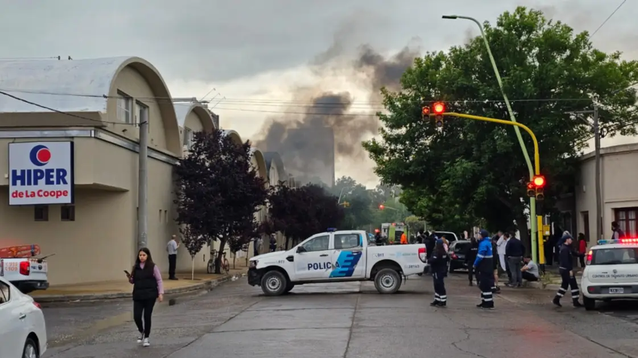 El incendio en el hipermercado de la Cooperativa Obrera. El incendio en el hipermercado de la Cooperativa Obrera.