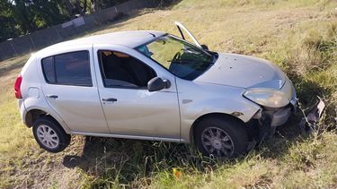 El Sandero robado, que terminó estrellado en la 205.