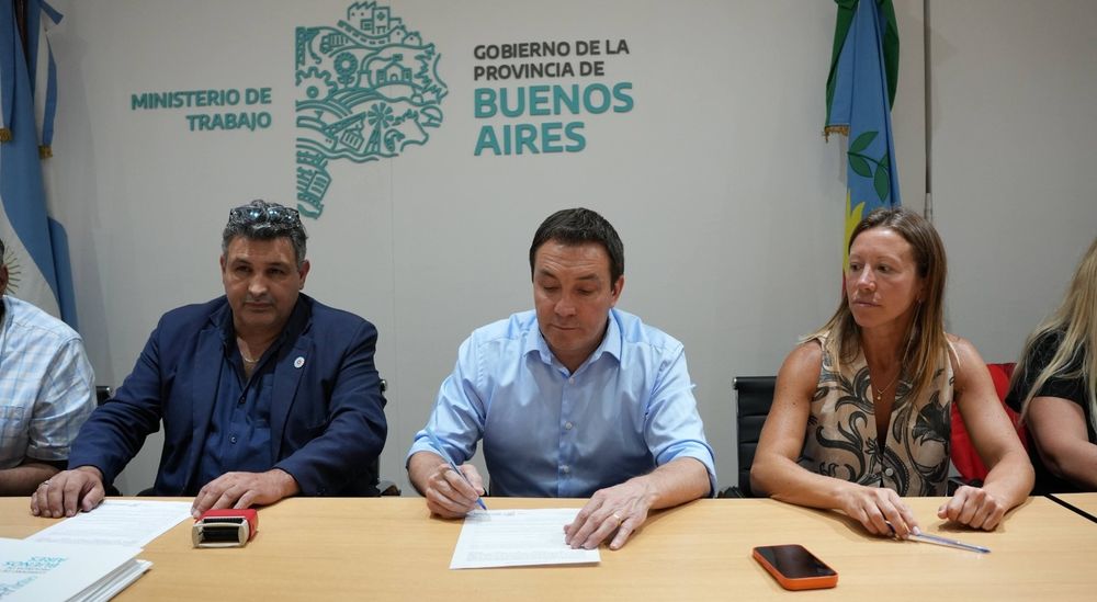 El intendente Andrés Watson durante la firma del acuerdo.