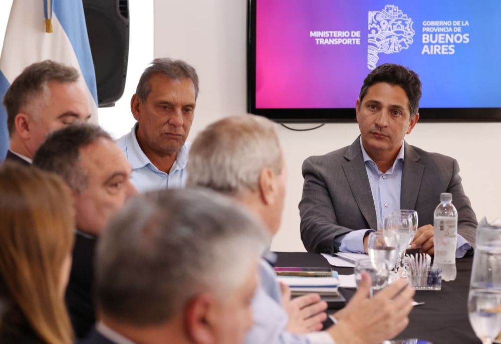 Martín Marinucci junto a empresarios del sector de colectivos.&nbsp;