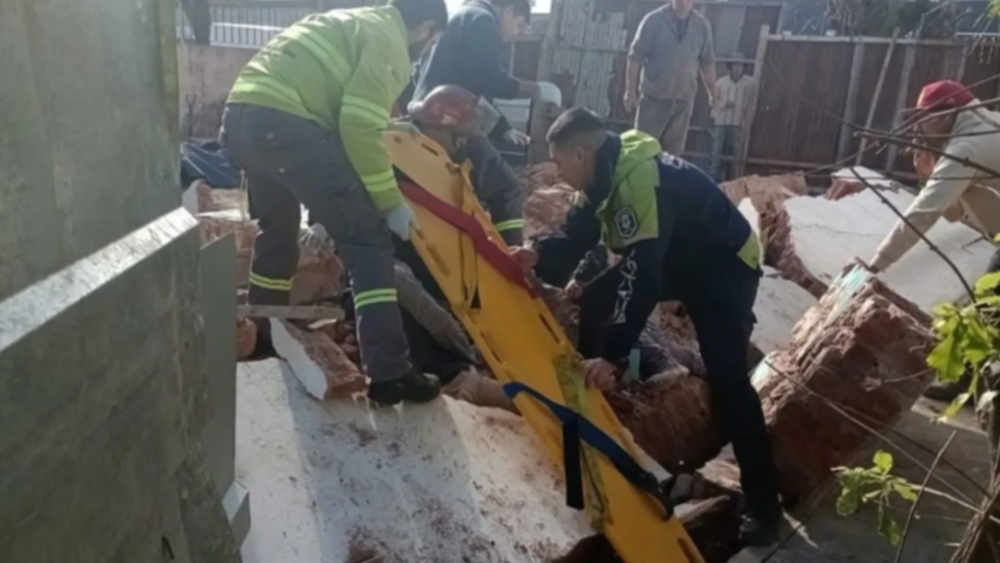 Los obreros fueron rescatados y trasladados al hospital Alejandro Korn de Melchor Romero.