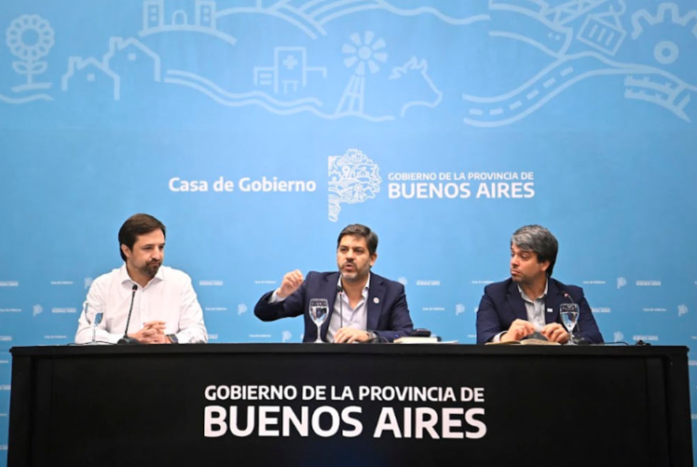 El Ministro de Gobierno bonaerense, Carlos Bianco, durante la conferencia de prensa semanal del Gobierno de la Provincia, acompañado por el ministro de Salud, Nicolás Kreplak (izq.), y el presidente de ABSA, Hugo Obed (der.). (Gobernación)