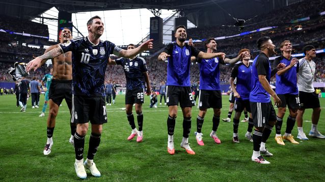 Messi, el capitán de Argentina, lideró los festejos después del triunfo ante Inglaterra.